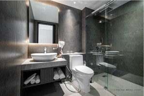 Regadera, amenidades de baño gratuitas, secadora de cabello, batas 
