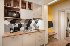 Fridge, coffee/tea maker, cookware/dishes/utensils, dining tables