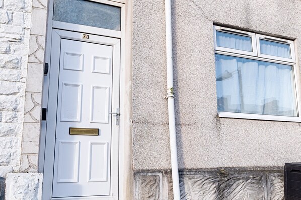 Front of property - Pleasant Hill TV in every room1 (Swansea)