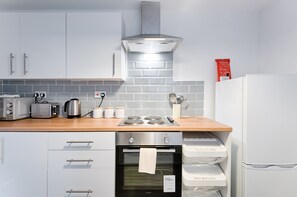 Comfort House | Private kitchen | Cookware/dishes/utensils - Pleasant Hill TV in every room1 (Swansea)