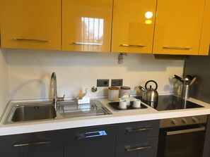 Frigorifero, forno, piano cottura, lavastoviglie