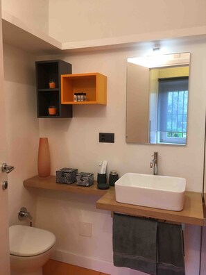 Douche, sĂšche-cheveux, serviettes fournies, savon