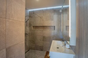 Douche, serviettes fournies