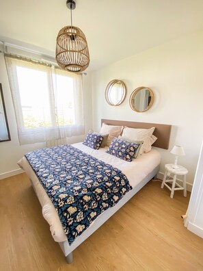 3 slaapkamers, een strijkplank/strijkijzer, gratis wifi, beddengoed