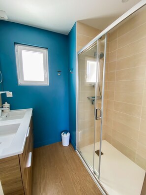 Shower, hair dryer, towels, toilet paper