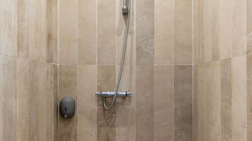 Douche, serviettes fournies