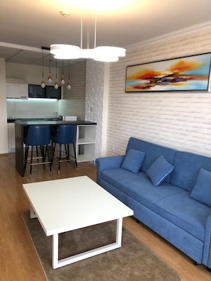 VIP Apartment, Pool View | Wohnbereich | Tischtennisplatte
