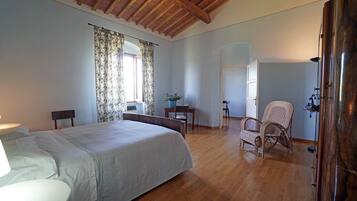 3 Schlafzimmer, Schreibtisch, Bügeleisen/Bügelbrett, Reisekinderbett