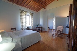 3 Schlafzimmer, Schreibtisch, Bügeleisen/Bügelbrett, Reisekinderbett