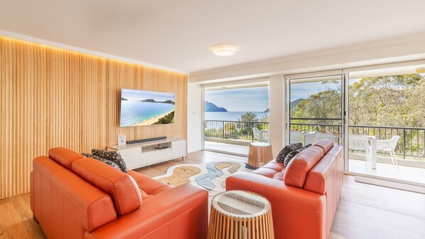 Smart TV - Albacore, 5  12-14 Ondine Close. Beach front, pool, lift & views (Nelson Bay)