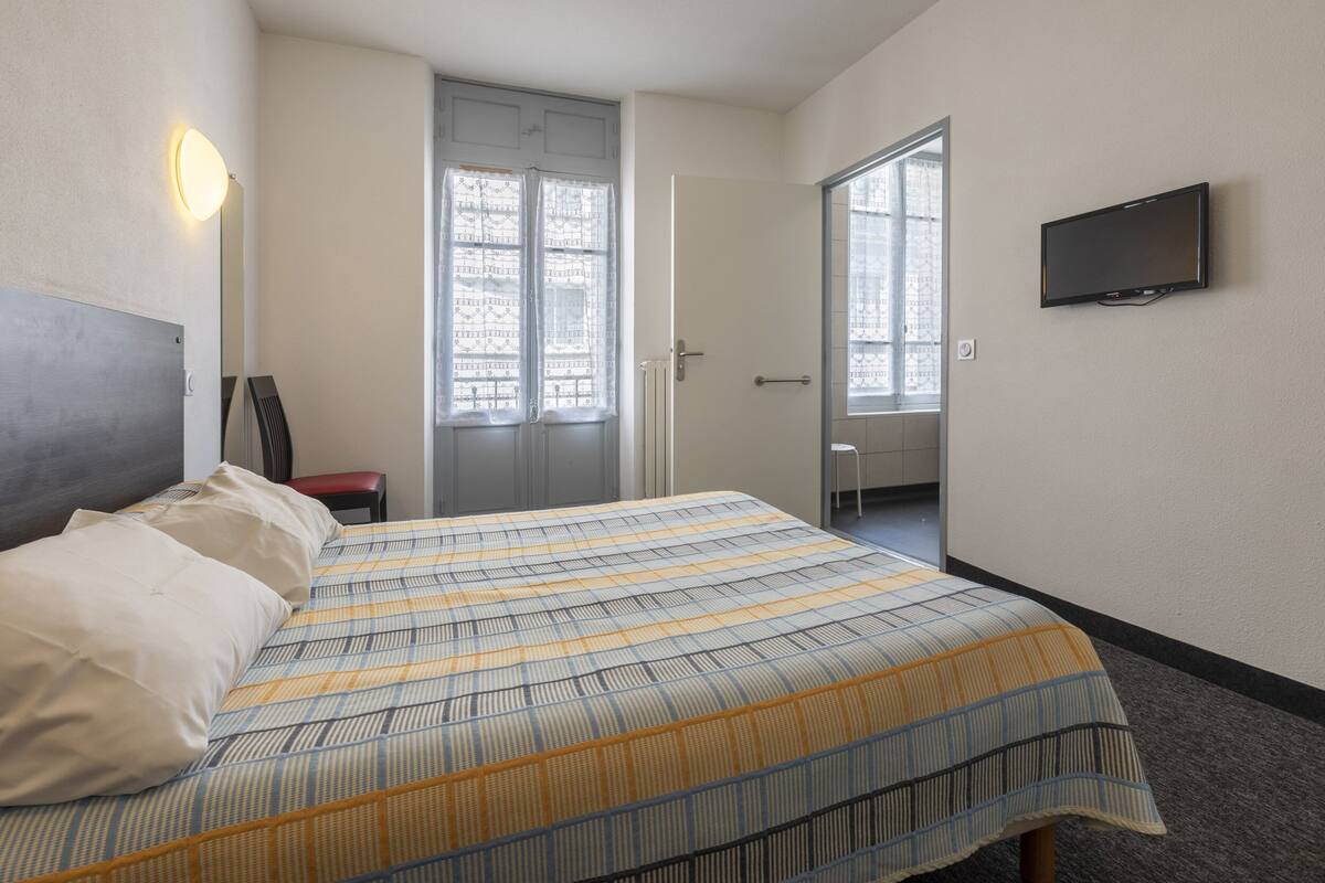 Free WiFi, bed sheets, wheelchair access