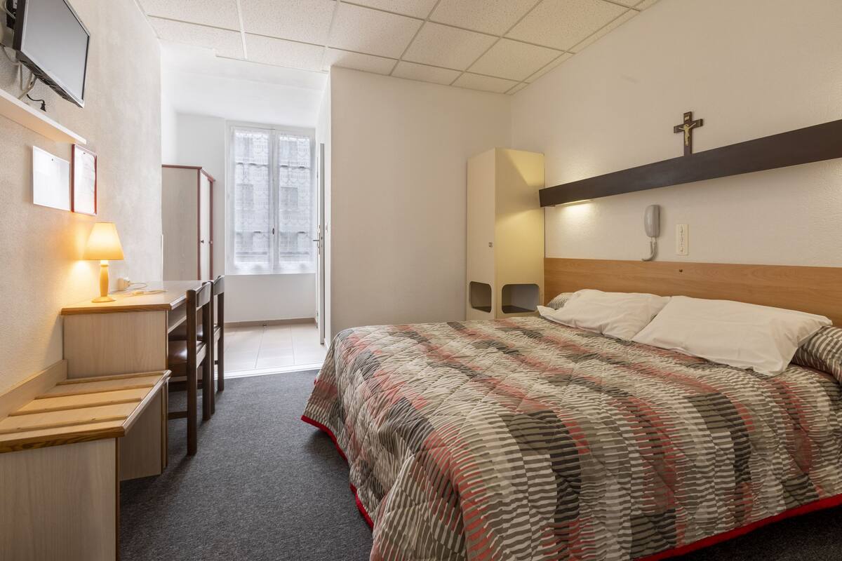 Free WiFi, bed sheets, wheelchair access
