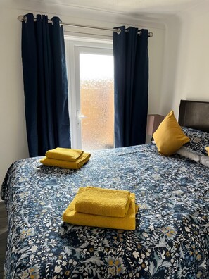 2 عدّة غرف نوم ومكواة/لوح كي وواي فاي وملاءات أسرّة