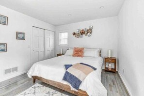 3 habitaciones, escritorio y tabla de planchar con plancha