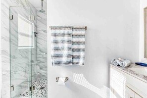 Dusche, Haartrockner, Handtücher, Toilettenpapier