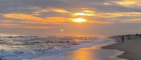 Beach nearby, sun-loungers, beach towels