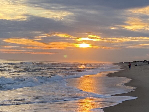 Playa en los alrededores, camastros y toallas de playa