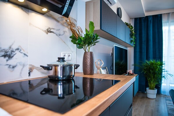 Appartamento Design | Cucina privata | Frigorifero, microonde, piano cottura, lavastoviglie