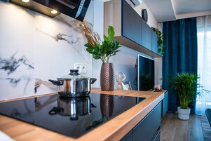 Refrigerador, microondas, placa de cocina, lavavajillas