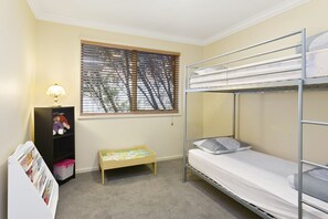 Ein Schlafsaalzimmer mit einem Schreibtisch und einem kleinen Tisch.