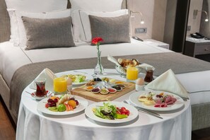 Premium bedding, memory foam beds, minibar, in-room safe - Melas Hotel Istanbul (Istanbul)