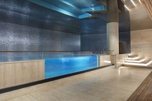 Piscina interna, funciona das 10h às 22h, espreguiçadeiras