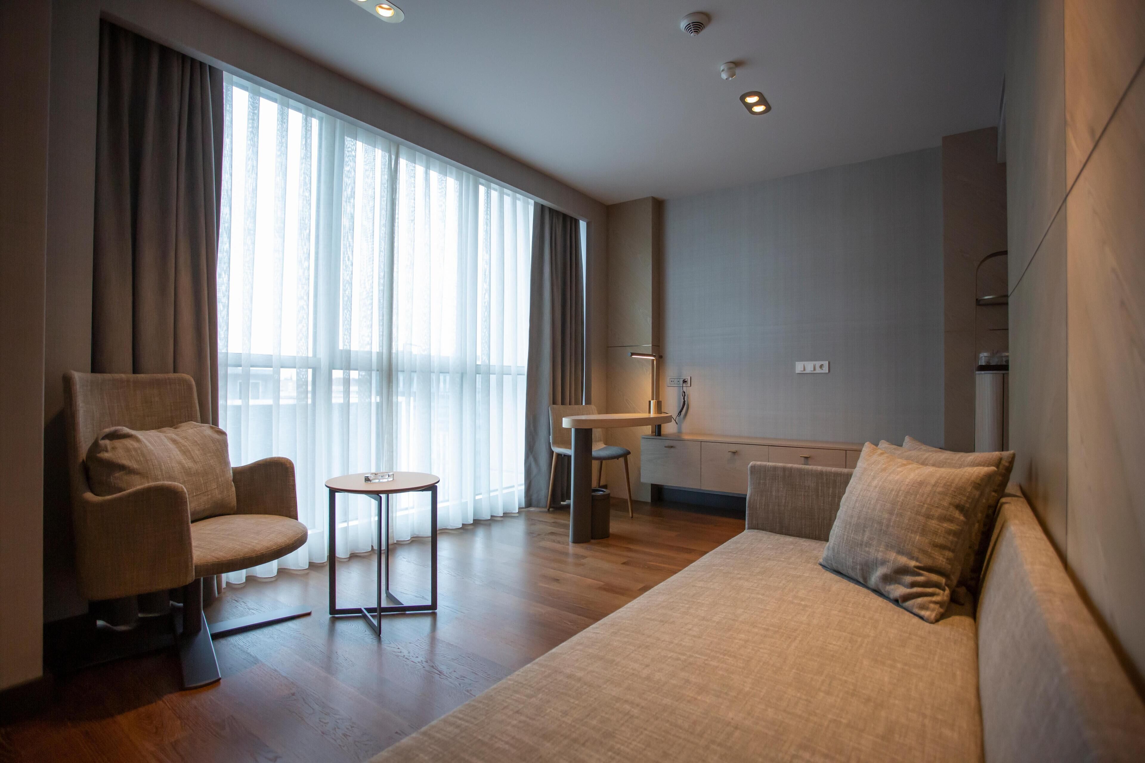 Sengetøy av topp kvalitet, memory foam-senger, minibar og safe på rommet