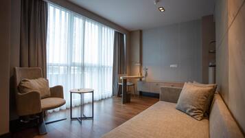 Sengetøy av topp kvalitet, memory foam-senger, minibar og safe på rommet