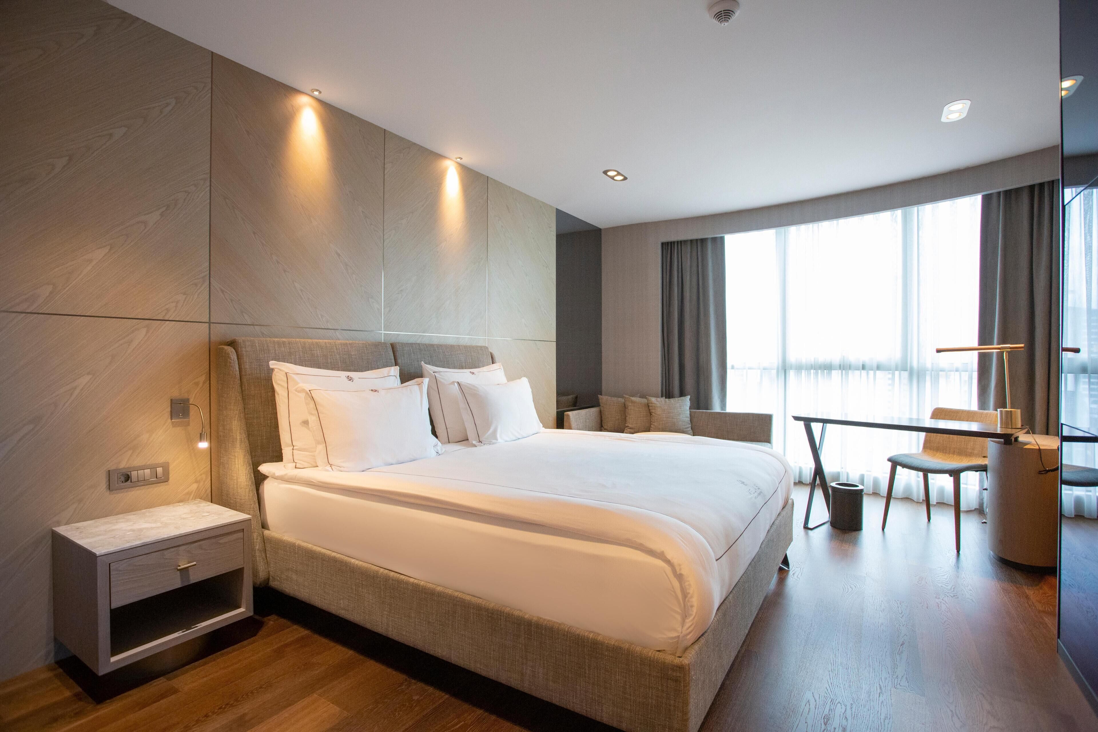 Luxe beddengoed, bedden met traagschuimmatrassen, een minibar