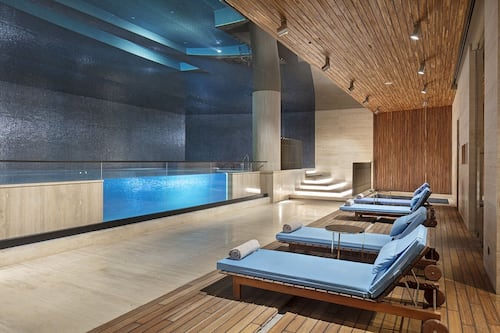 Piscina interna, funciona das 10h às 22h, espreguiçadeiras