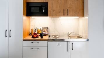 Estudio de diseñador | Cocineta privada | Frigobar, microondas, parrilla de estufa y periquera