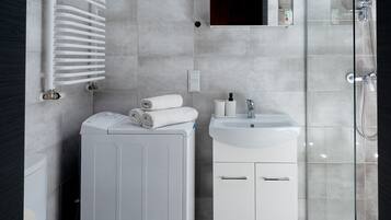 Estudio de diseñador | Baño | Regadera, regadera tipo lluvia, secadora de cabello, jabón