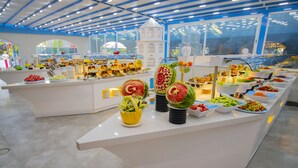 Un buffet proposant une variété de plats et agrémenté de décorations centrales.