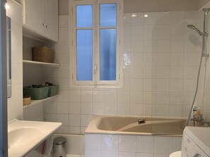 Combined shower/bathtub, hair dryer, towels, soap