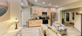 Resort-Style Ground Floor Suite On Vista Lake, Heated Pool & Spa 🦤🦤🦤