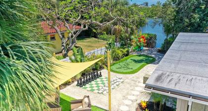 Ground Floor Lakefront Resort, Private Dock, Heated Pool & Spa, Close to Beach