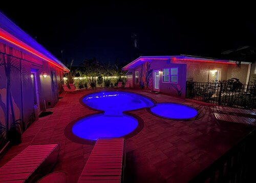 Ground Floor Lakefront Resort, Private Dock, Heated Pool & Spa, Close to Beach