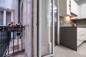 Fridge, microwave, oven, stovetop - Basil Red Apartment, AC, Wifi !new! (Lisboa)