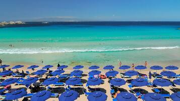 Playa en los alrededores y playa de arena blanca