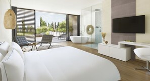 Premium bedding, down comforters, free minibar, in-room safe - (Gardone Riviera)