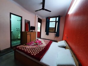 Individually furnished, desk, laptop workspace, free WiFi