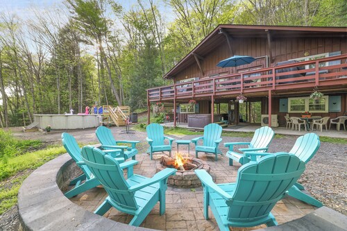 Secluded 4 BR-Heated Pool/Hot Tub/Game Room/Fishing Pond/Huge Deck/Fire Pit!