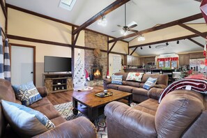 Een smart-tv, een open haard, Hulu en een dvd-speler