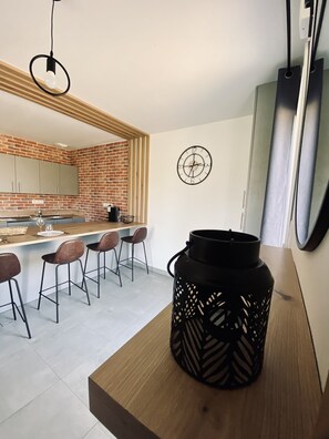 Kylskåp, mikrovågsugn, ugn och spishäll