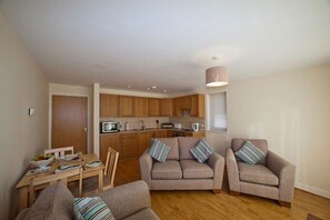 TV - Location-Location-Location! - Spacious 2 Bed Apt with Sea & Country Views (Hastings)
