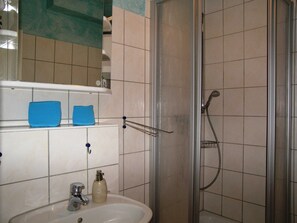 Dusche, Haartrockner, Handtücher, Seife