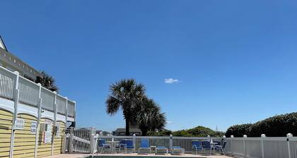 Spacious family home with private beachfront pool and clubhouse