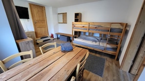 1 bedroom, iron/ironing board, travel cot, free WiFi