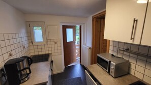 Køleskab, kogeplade, opvaskemaskine, kaffe-/temaskine