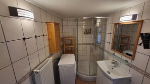 Dusche, Haartrockner, HandtĂŒcher, Seife